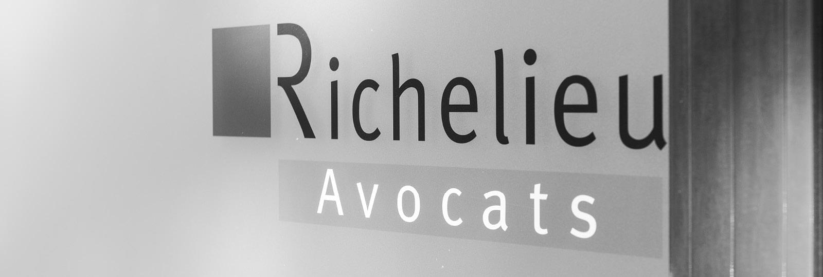 Mur avec logo de Richelieu Avocats